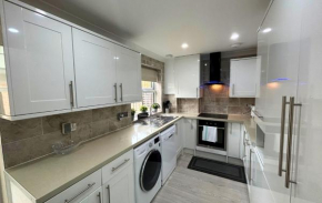 Addlestone Stylish Spacious Three Bedroom House